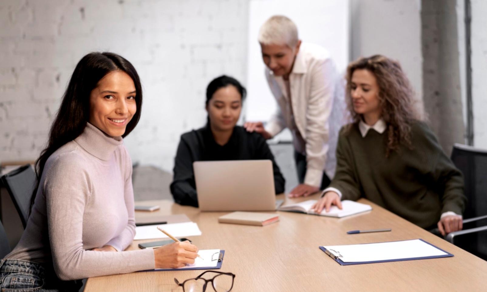 Suasana sesi pembelajaran interpretasi data keuangan dengan analisis laporan perusahaan