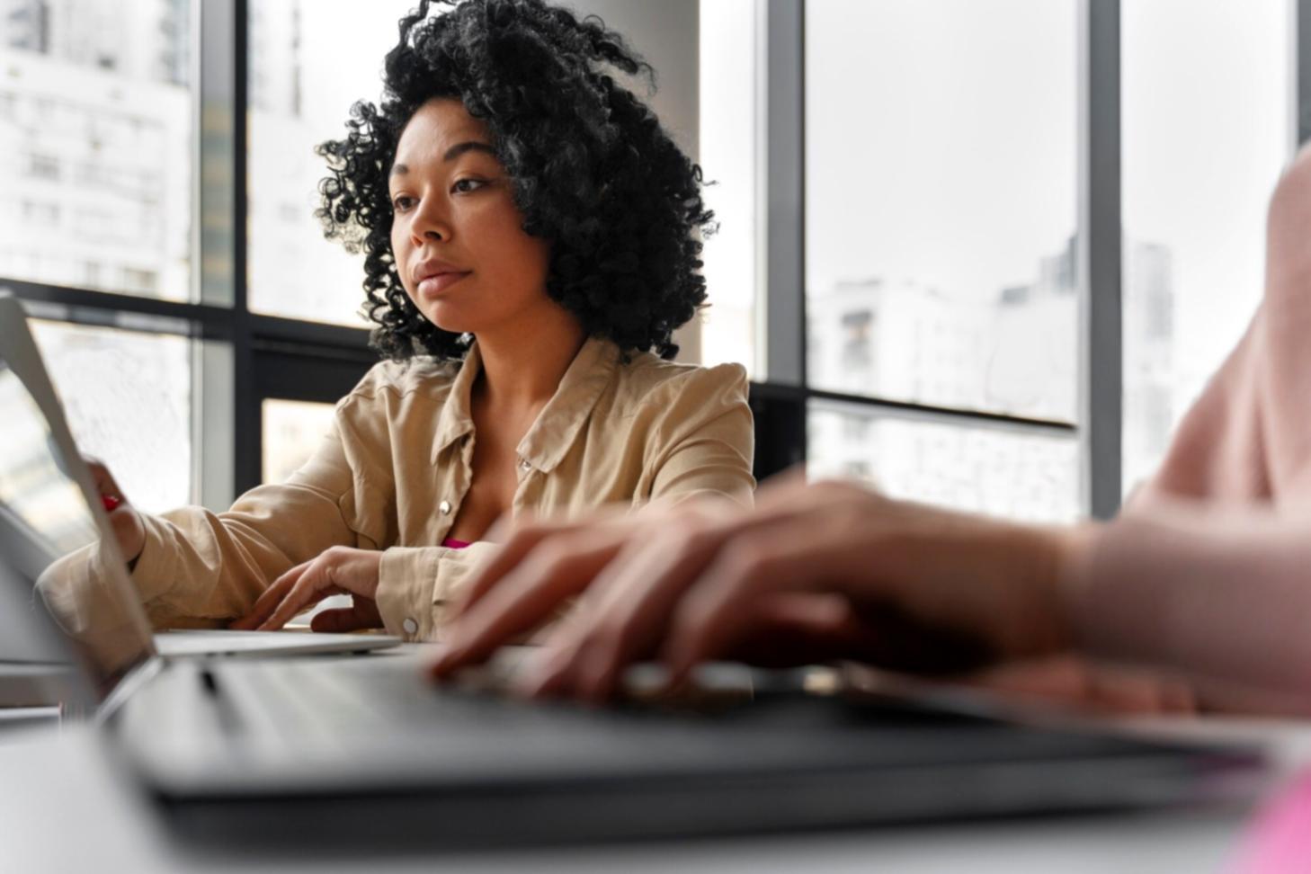 Suasana sesi pelatihan interpretasi data finansial untuk tim korporat