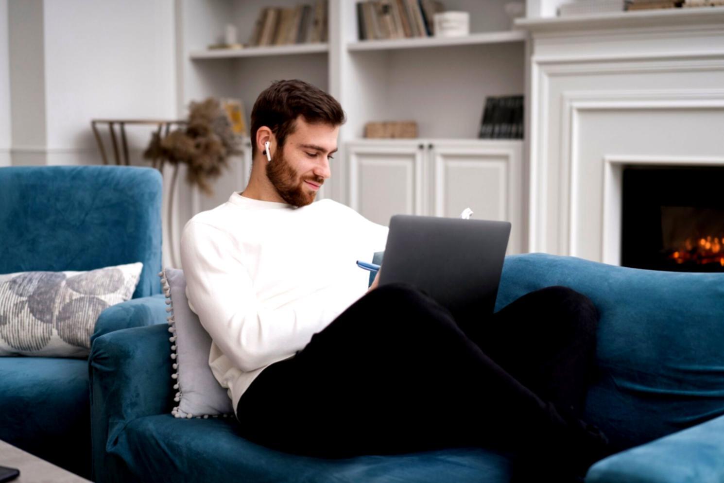 Peserta pelatihan sedang melakukan analisis data finansial dalam kelompok kerja